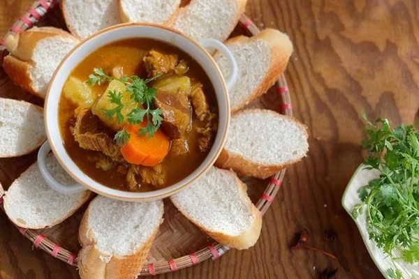Bò hầm rượu vang + bánh mì