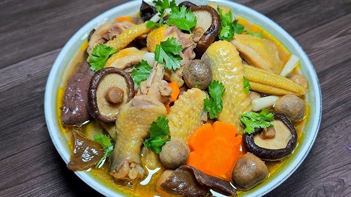 Gà hầm nắp thập cẩm + bánh mì
