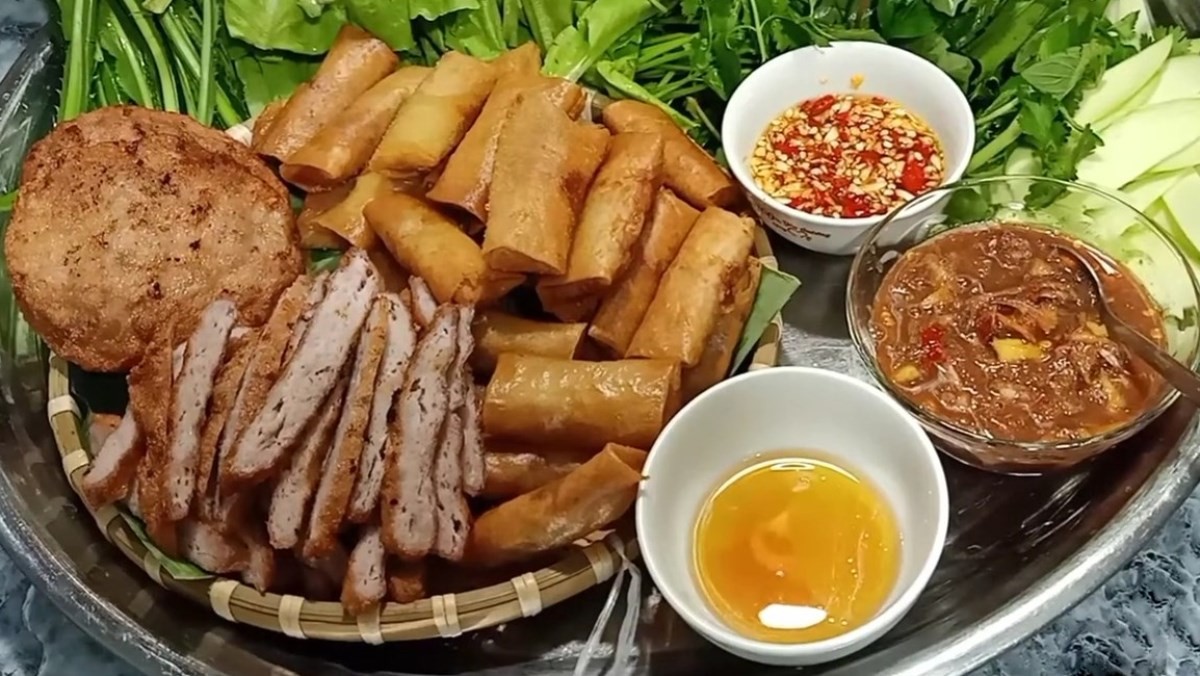 Tam vị lên mâm (Cá thác lác bao cốm, Chả mực, Chả giò hải sản, Chả tôm, Chả lụa + Xôi)