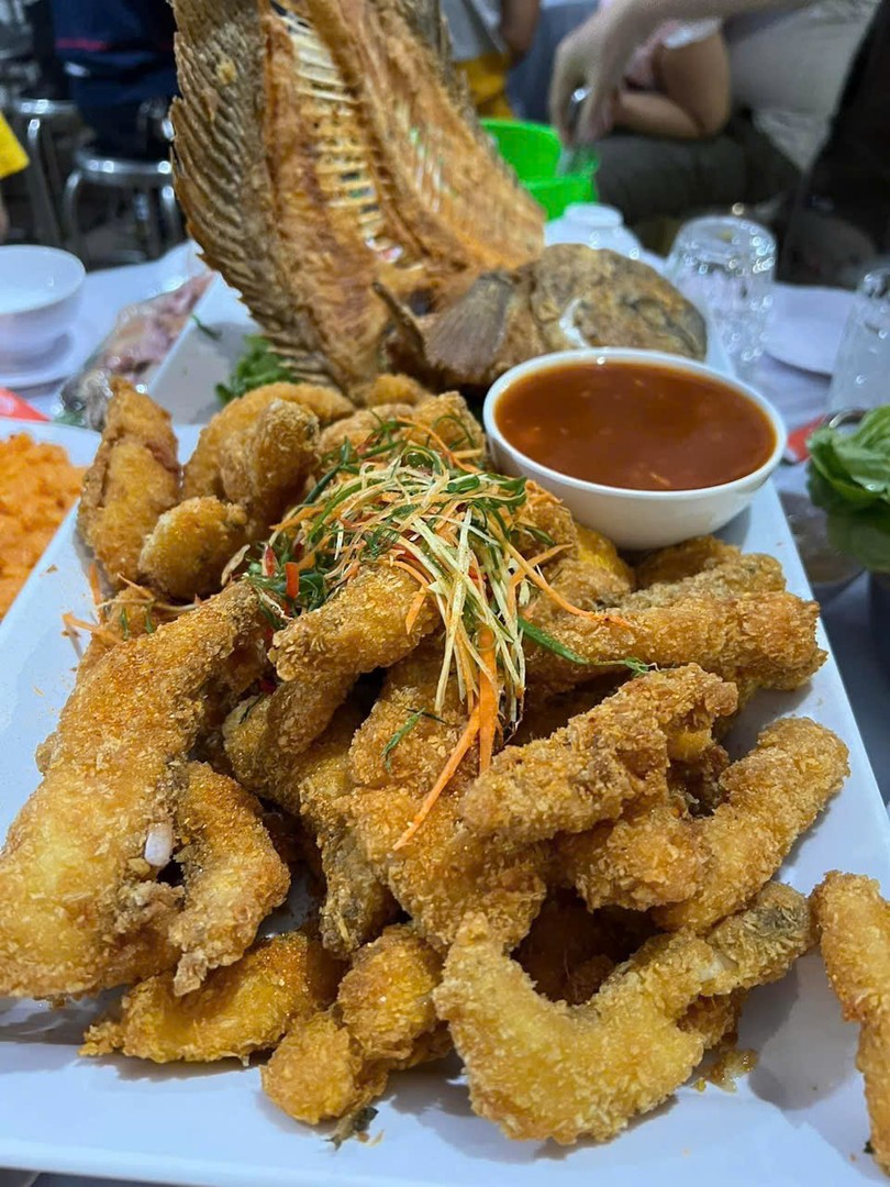 Cá Tai Tượng Chiên Xù Cuốn Bánh Tráng