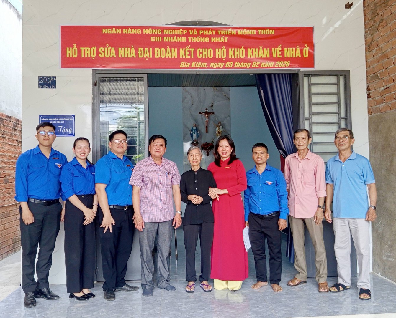 Trao quyết định công nhận hoàn thành sửa chữa các hạng mục nhà cho hộ bà Trần Thị Chỉ ở ấp Đông Kim.