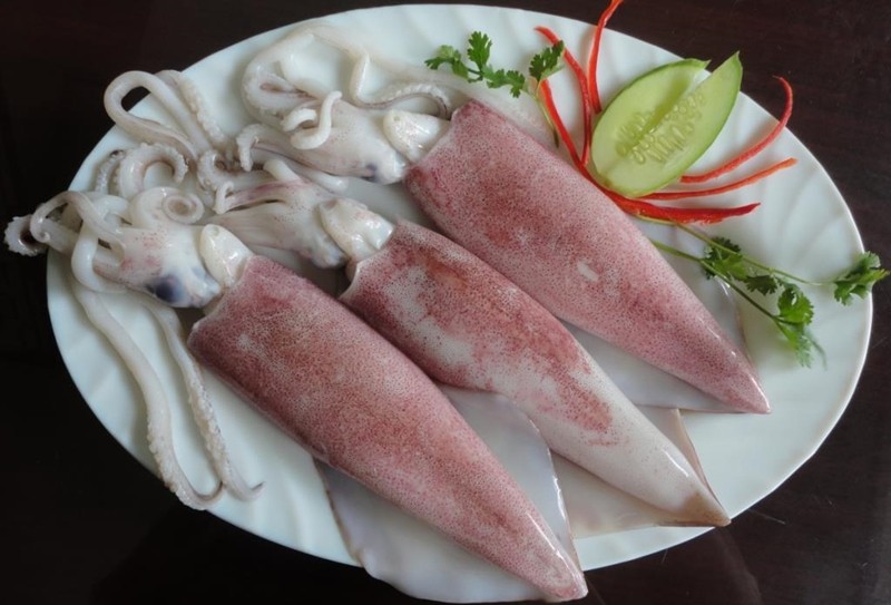 Mực ống hấp nguyên con