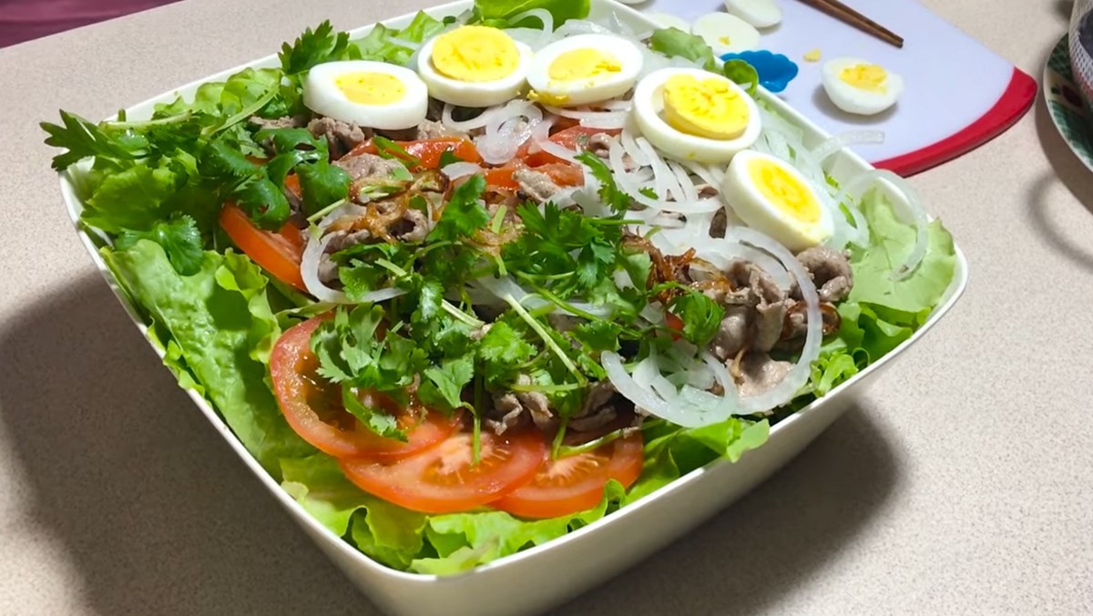 Salat bò mĩ trứng