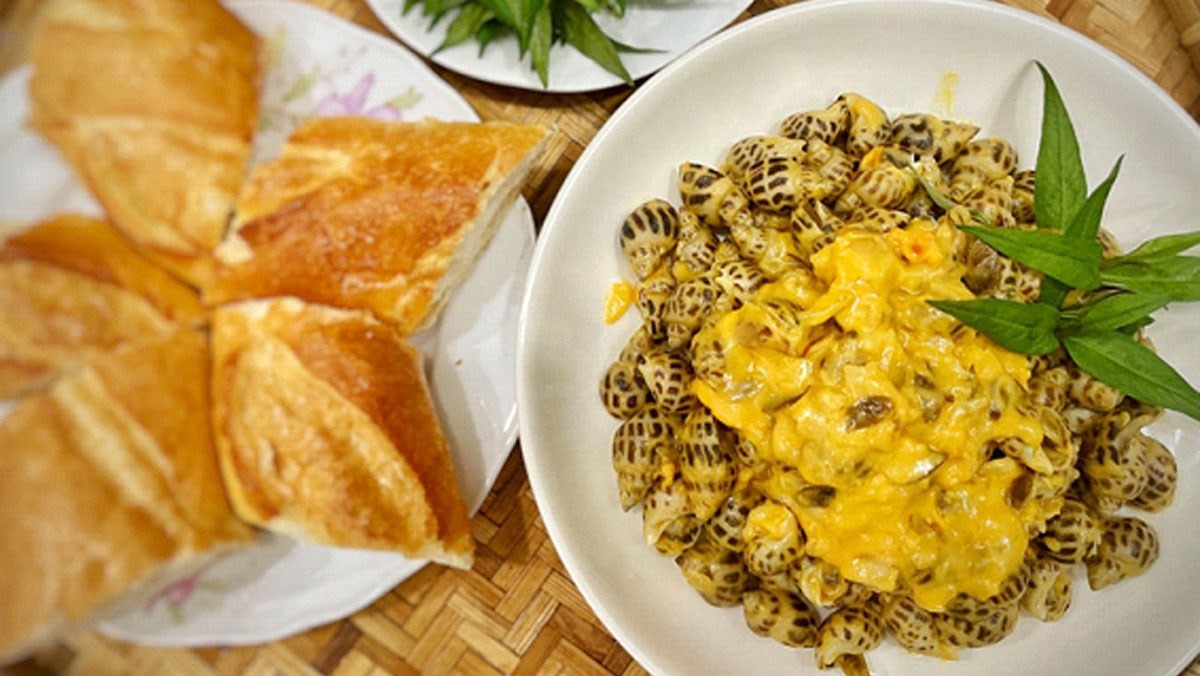 Ốc hương sốt trứng muối + bánh mì